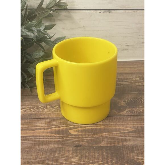 4 Vintage Stackable Yellow Footed Melamine Coffee Cups Mugs | Vintage Kitchen - Picture 4 of 6